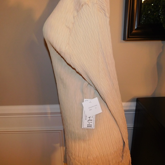 Taupe Flutter Cuff Blouse - 1X - BRAND NEW - Picture 4 of 8